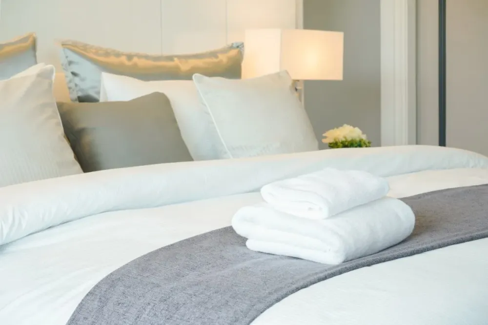 chambre d'hotel blanche